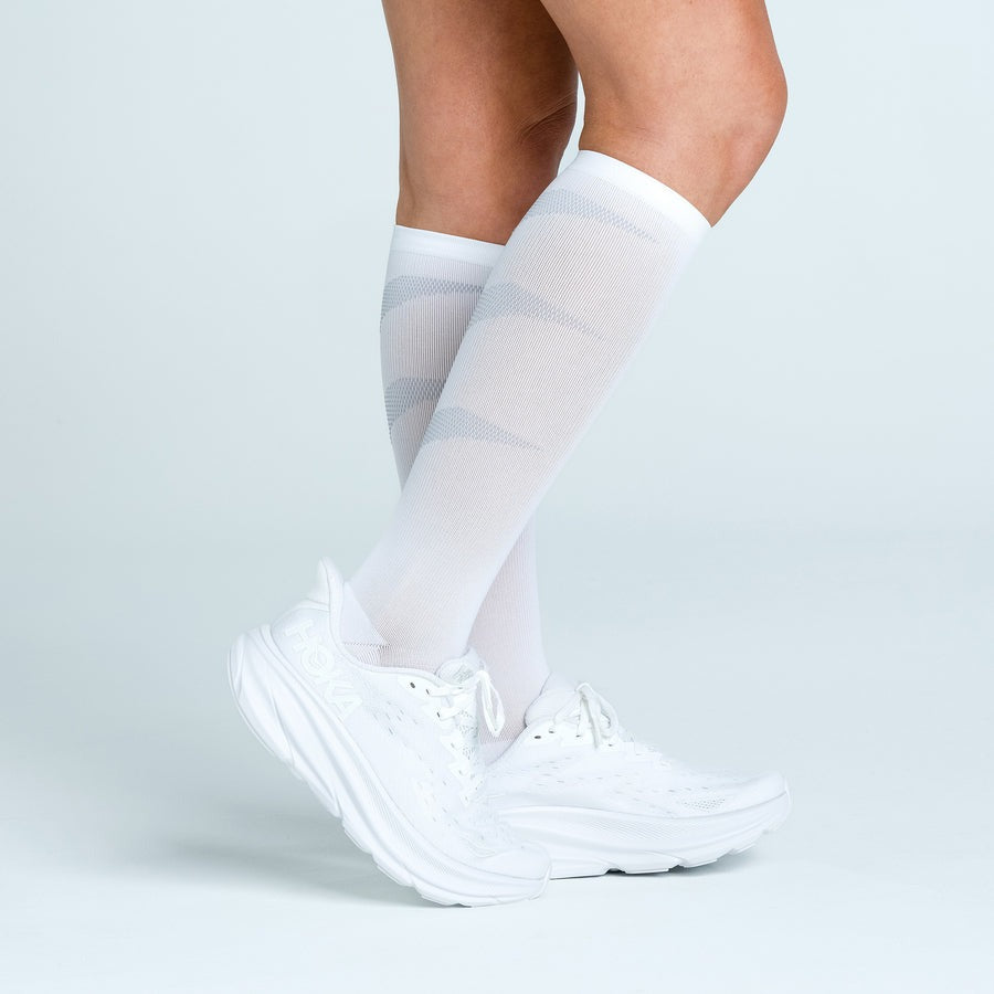 (取寄) フィーチャーズ グラジュエイティド コンプレッション Feetures Feetures Graduated Compression White Feetures Graduated Compression Running Socks Light Cushion Knee